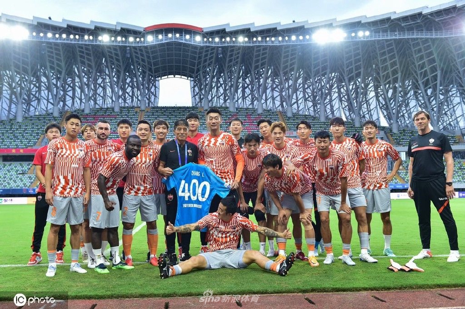 张鹭迎来职业生涯400场里程碑 携纪念球衣与球队合影留念