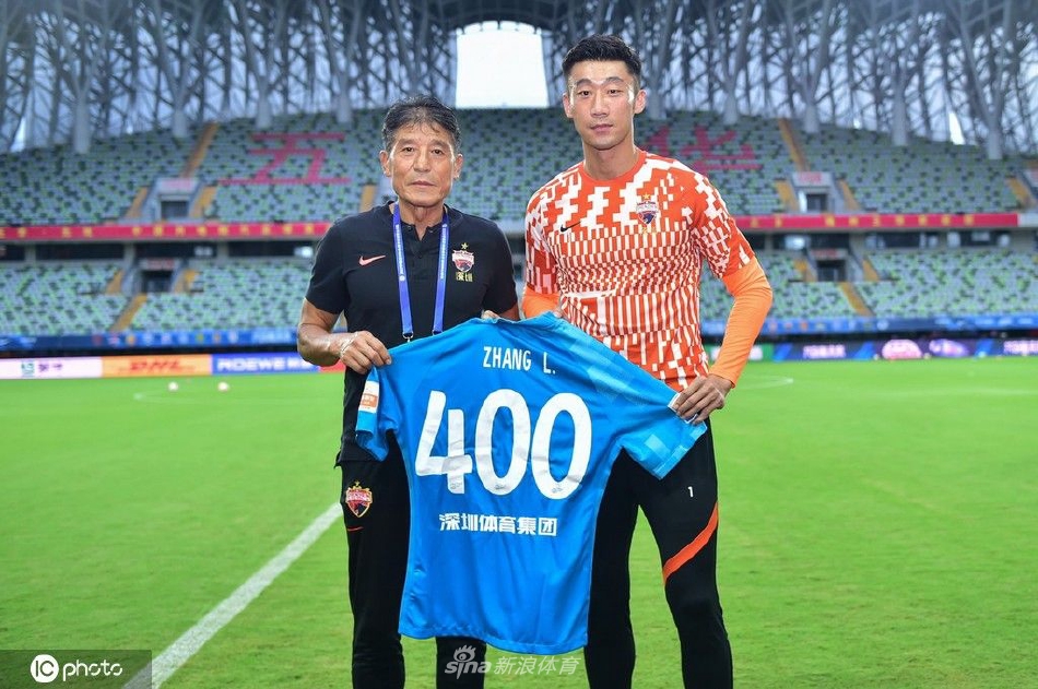 张鹭迎来职业生涯400场里程碑 携纪念球衣与球队合影留念