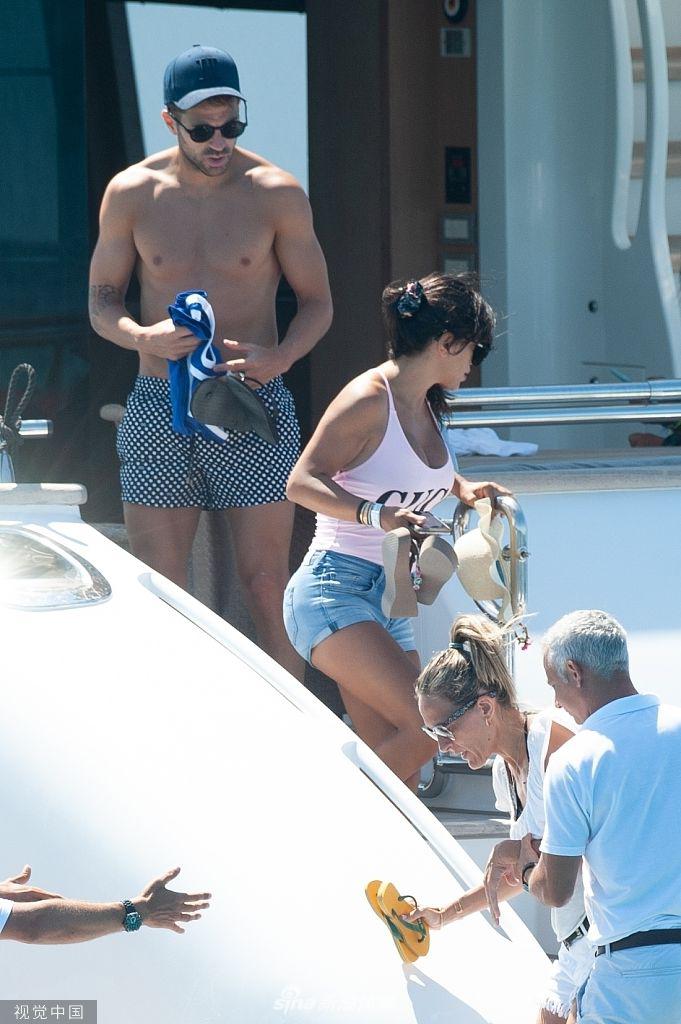 梅西苏神合体度假 携美艳太太团游艇出行