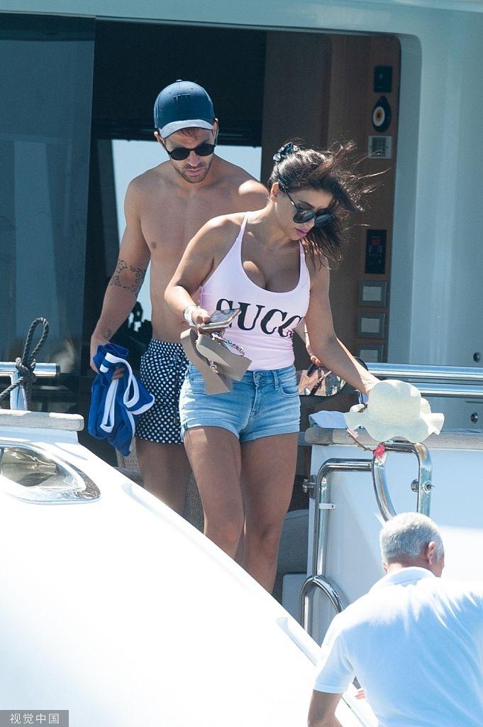 梅西苏神合体度假 携美艳太太团游艇出行