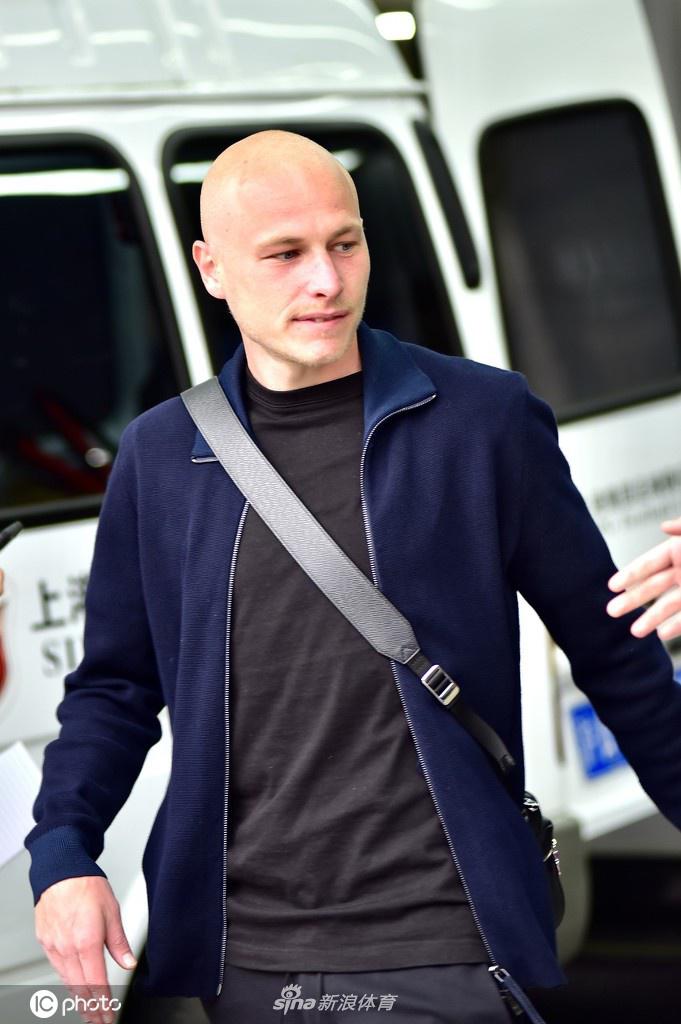 上海海港结束热身赛离开球场 众将友好为球迷签名合影