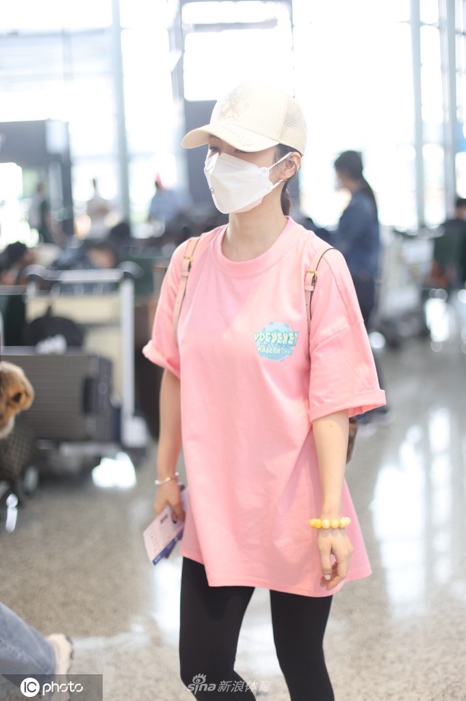 九球天后潘晓婷现身上海虹桥机场 粉色短袖尽显轻松随性_高清图集