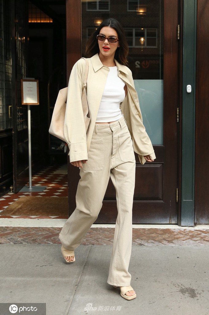 布克女友前往参加吉米今夜秀 穿着简约依旧难掩女性魅力