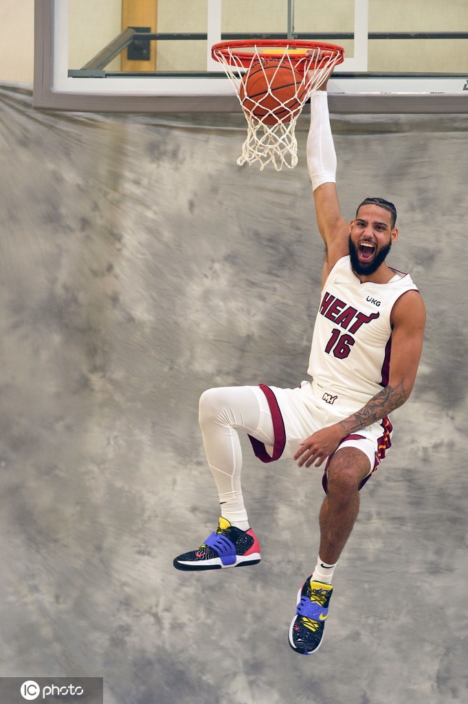 巴特勒引领热火众将拍摄写真