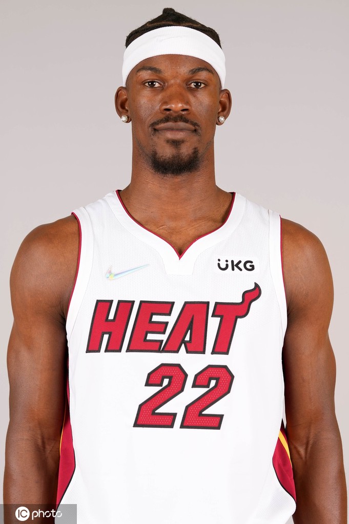 巴特勒引领热火众将拍摄写真