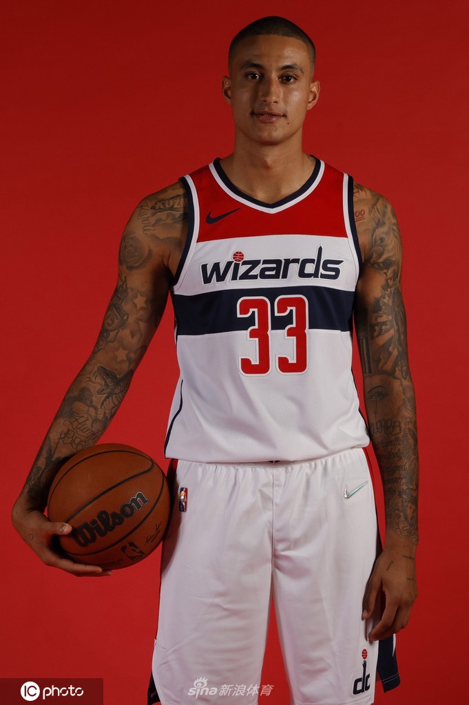 比尔引领奇才媒体日拍摄写真