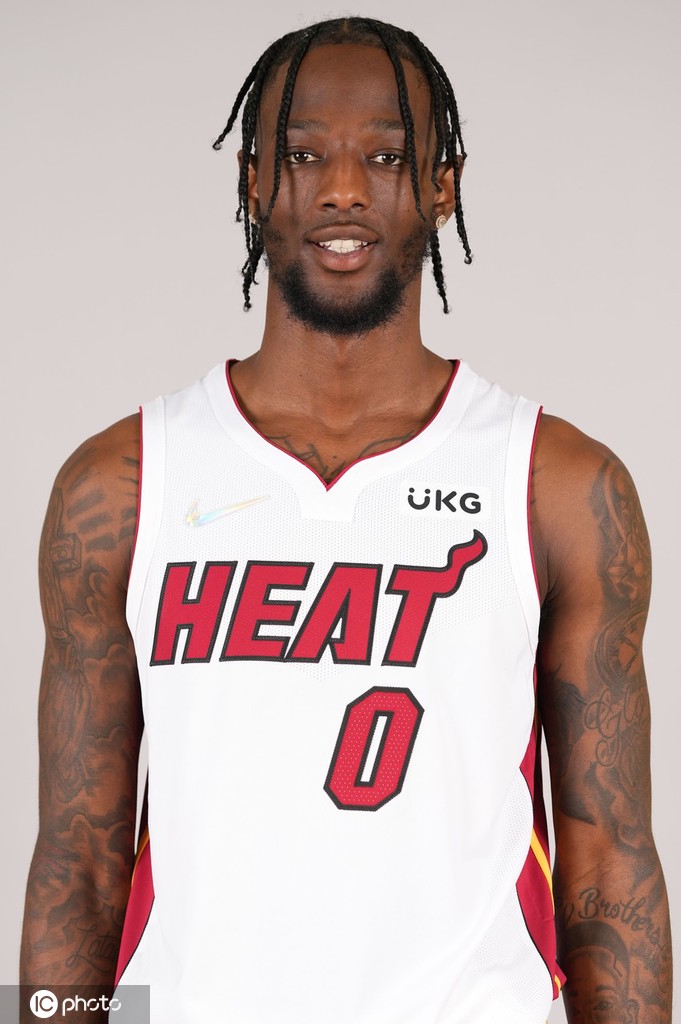 巴特勒引领热火众将拍摄写真