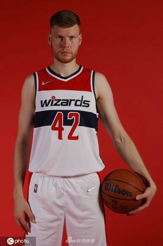 比尔引领奇才媒体日拍摄写真