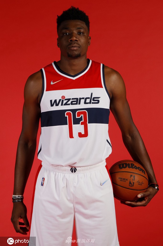 比尔引领奇才媒体日拍摄写真