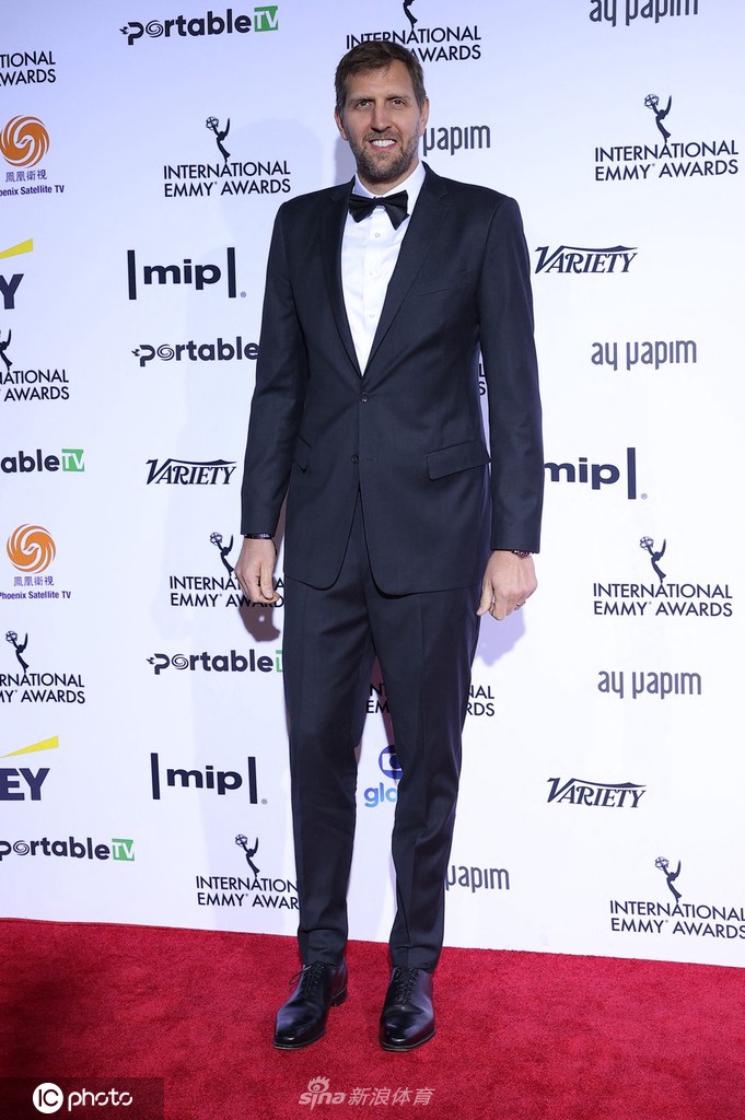 诺维茨基携爱妻亮相第73届艾美奖 西装革履英俊帅气