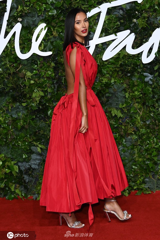 本-西蒙斯女友出席英国时尚颁奖典礼 一身红裙格外耀眼