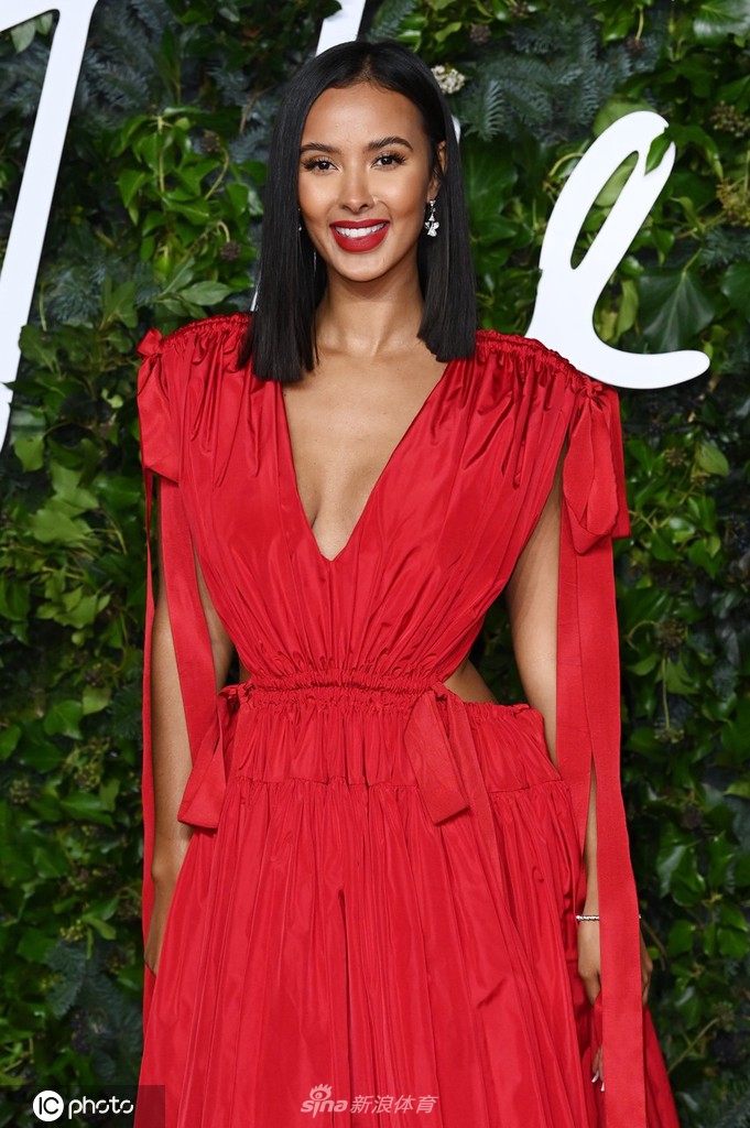 本-西蒙斯女友出席英国时尚颁奖典礼 一身红裙格外耀眼