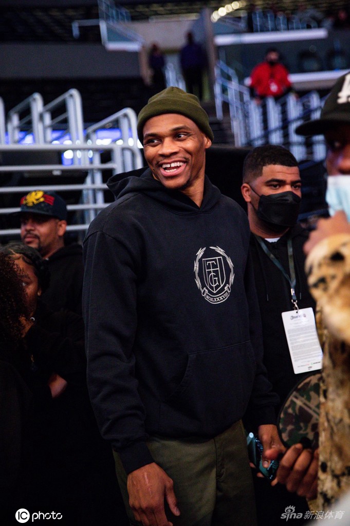 詹姆斯儿子比赛场边大腕云集 甜瓜保罗威少助阵