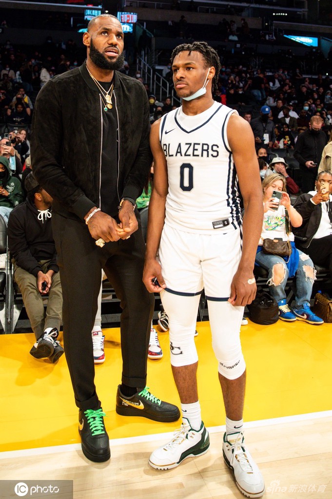 詹姆斯儿子比赛场边大腕云集 甜瓜保罗威少助阵