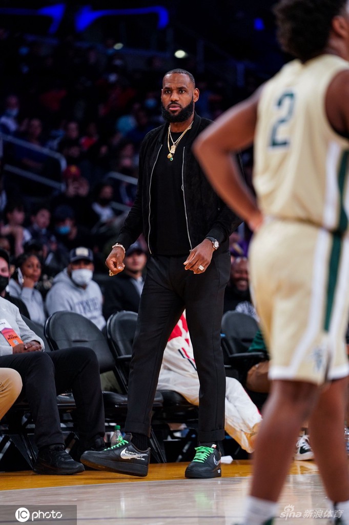 詹姆斯儿子比赛场边大腕云集 甜瓜保罗威少助阵