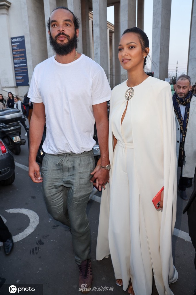 乔金-诺阿携超模未婚妻亮相巴黎时装周 两人一路手牵手感情甜蜜