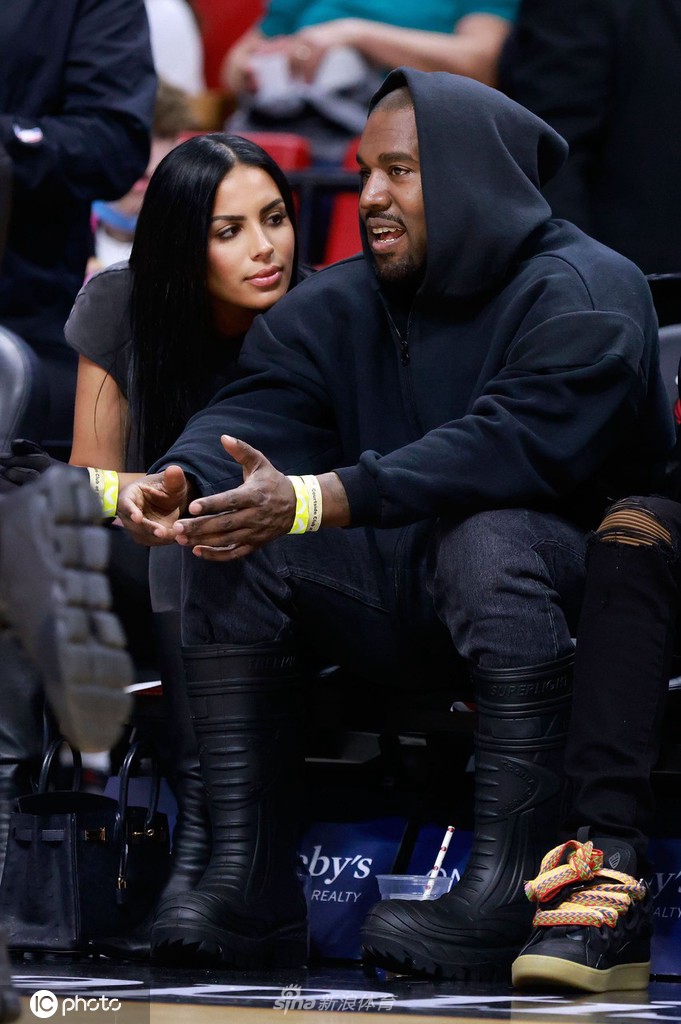 侃爷携新女友琼斯现身观战