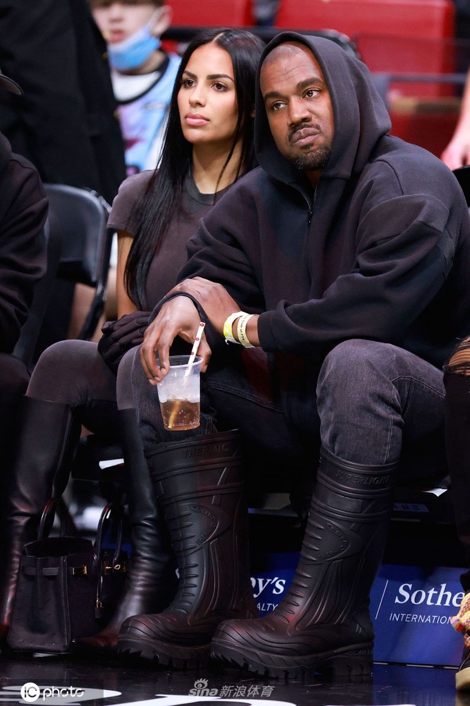 侃爷携新女友琼斯现身观战