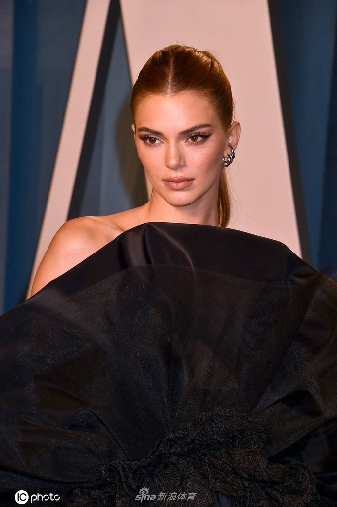 布克女友肯豆惊艳亮相奥斯卡派对