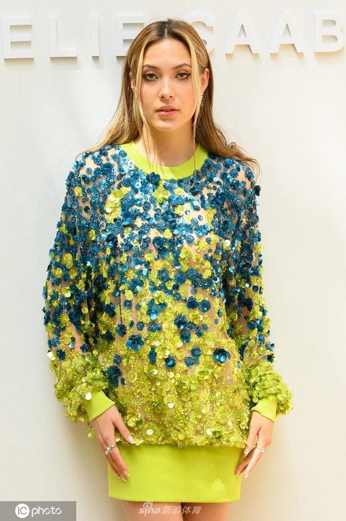 谷爱凌现身2022秋冬高定秀