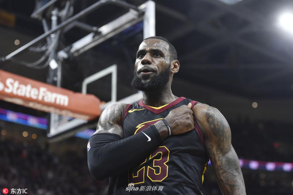 詹姆斯霸气庆祝绝杀