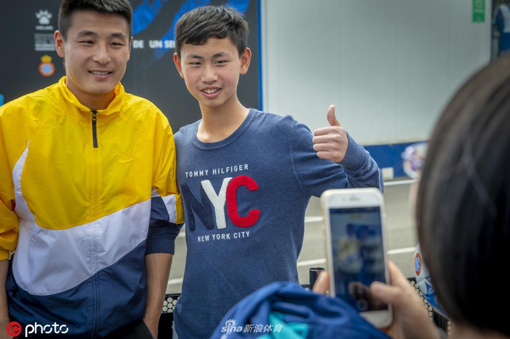 武磊遇粉丝下车签名亲和力爆棚