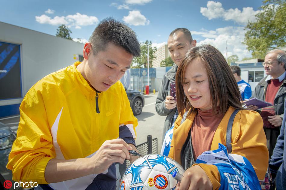 武磊遇粉丝下车签名亲和力爆棚