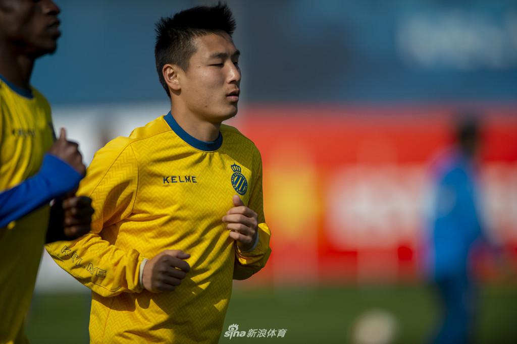 西班牙人训练备战联赛 武磊狂练射门