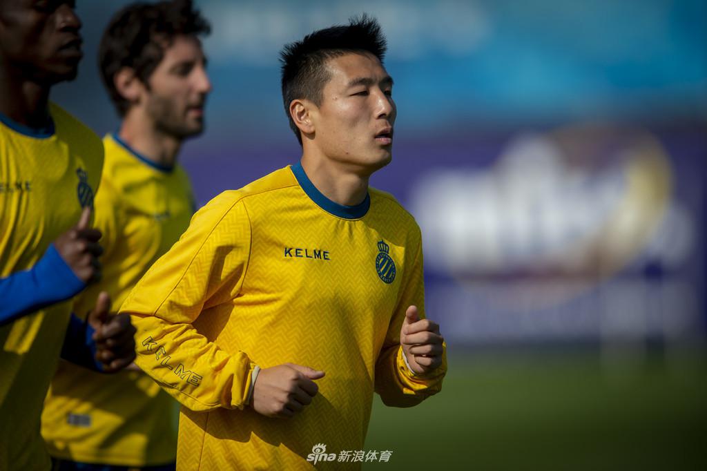 西班牙人训练备战联赛 武磊狂练射门