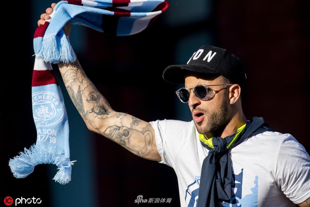 曼城夺冠庆典全城巡游 曼彻斯特被蓝色笼罩