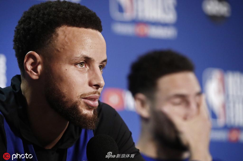 勇士新闻发布会 谈及杜兰特水花兄弟一脸难过