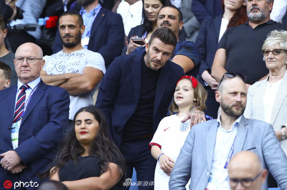 贝克汉姆与小七看台亲嘴