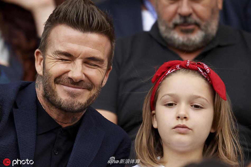 贝克汉姆与小七看台亲嘴