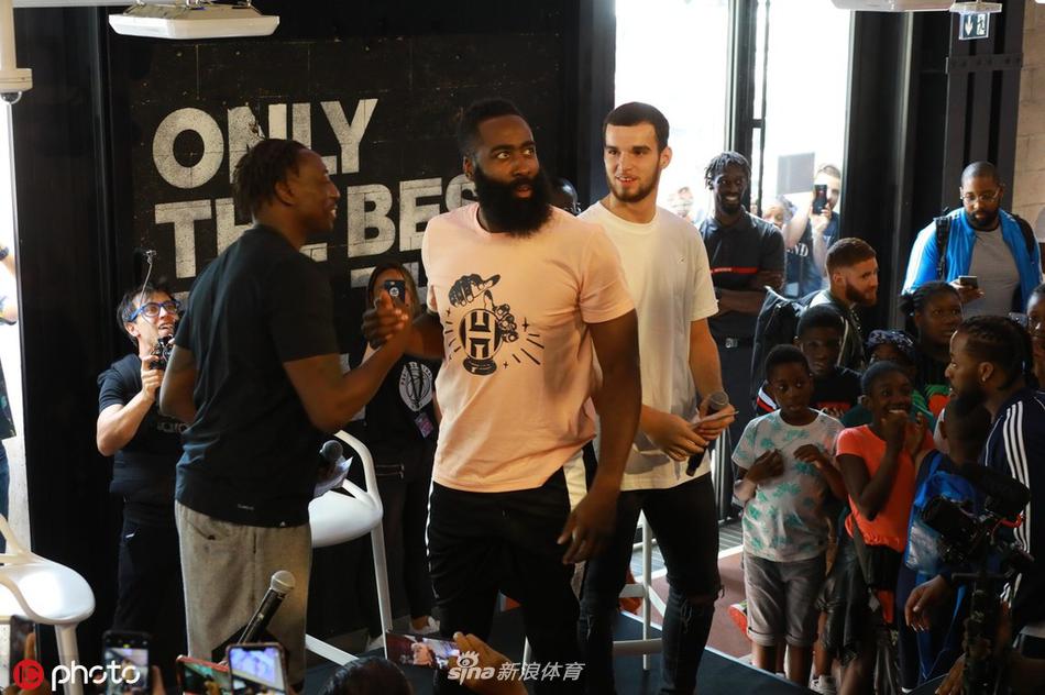 哈登与米切尔现身巴黎