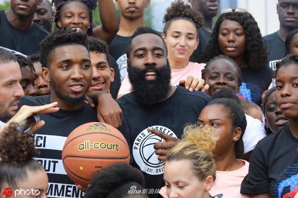 哈登与米切尔现身巴黎