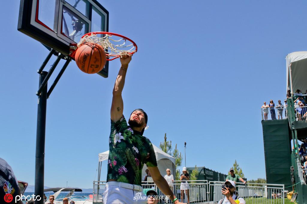 高球选手库里亮相!他是高尔夫球手里扣篮最厉害的人