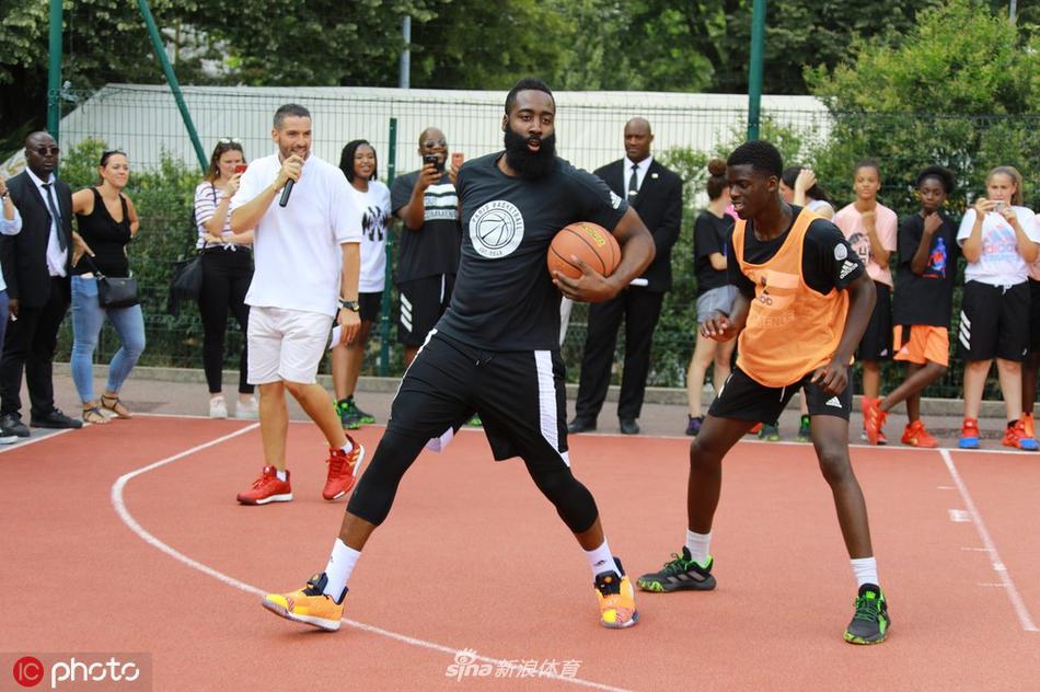 哈登与米切尔现身巴黎