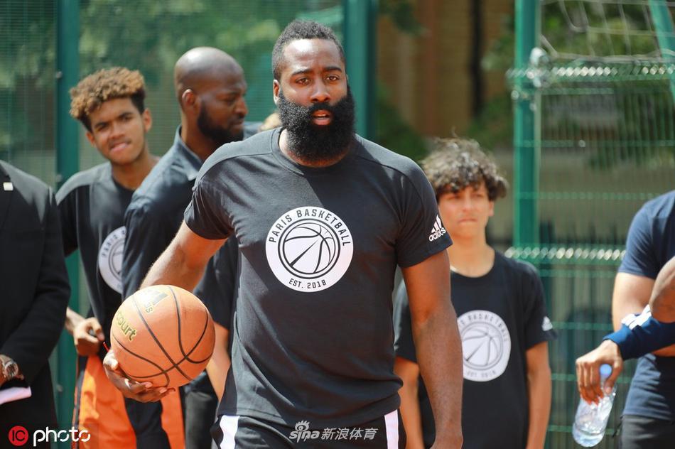 哈登与米切尔现身巴黎