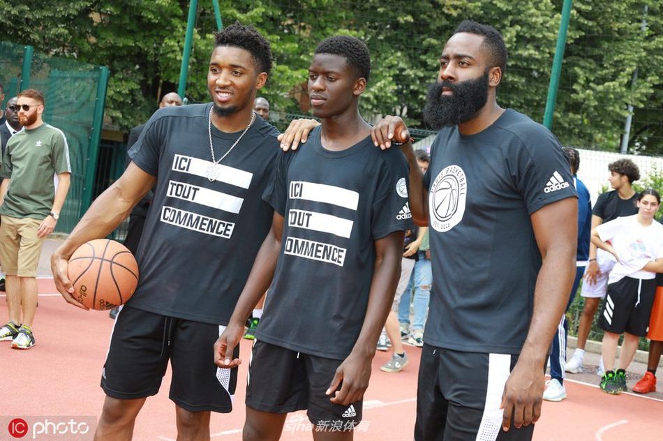 哈登与米切尔现身巴黎