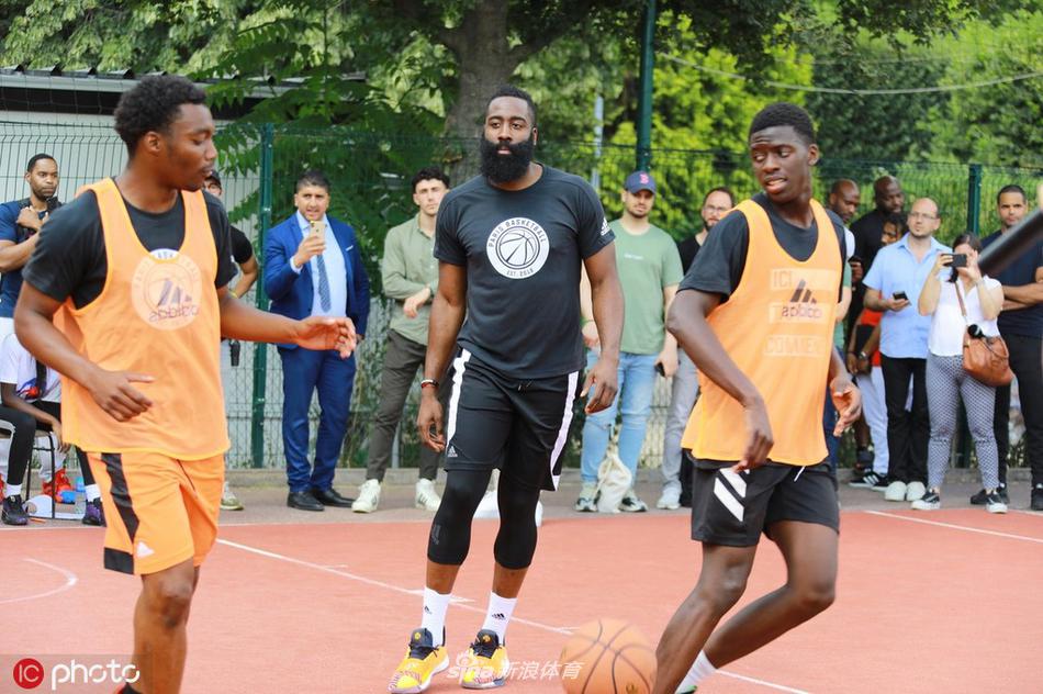 哈登与米切尔现身巴黎