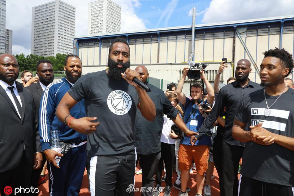 哈登与米切尔现身巴黎