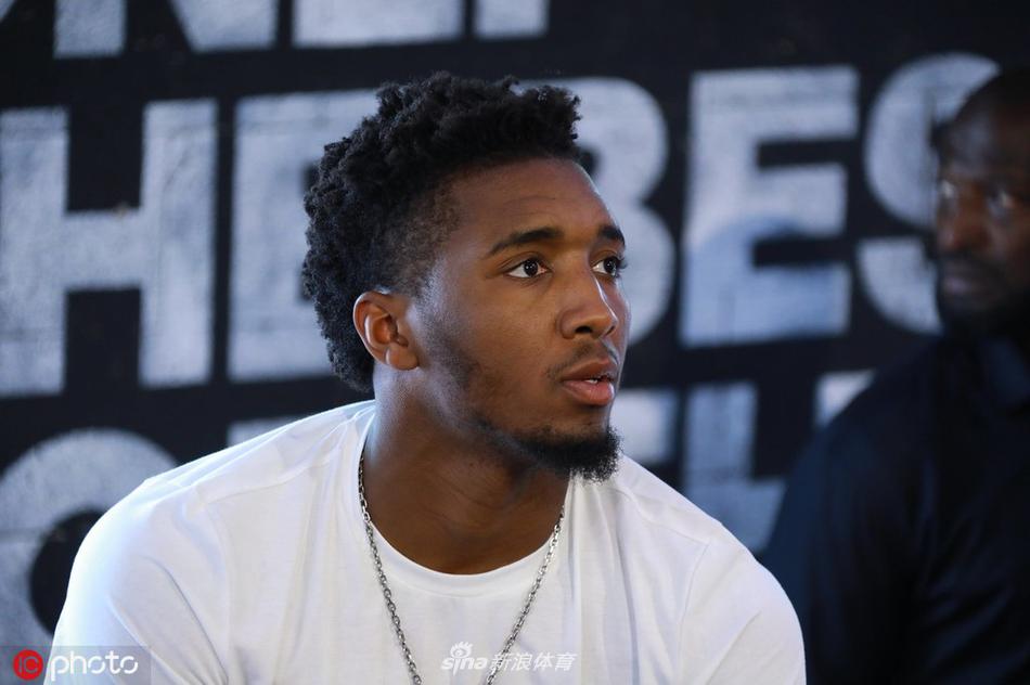 哈登与米切尔现身巴黎