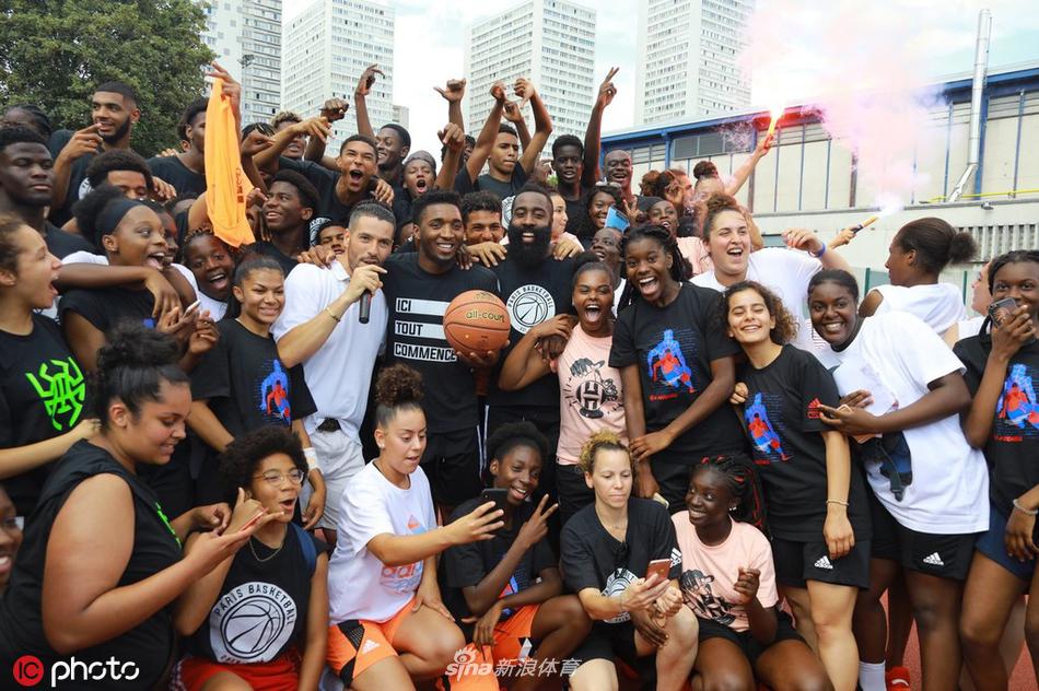 哈登与米切尔现身巴黎