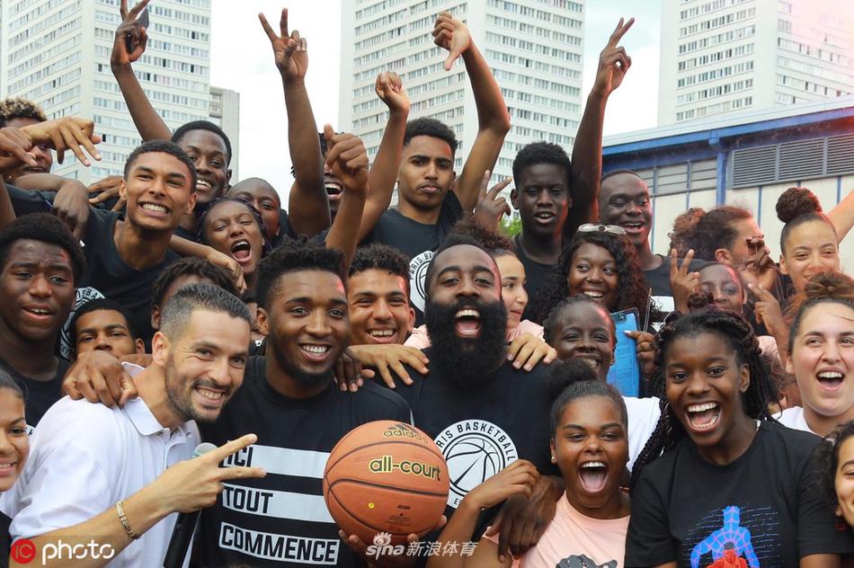 哈登与米切尔现身巴黎