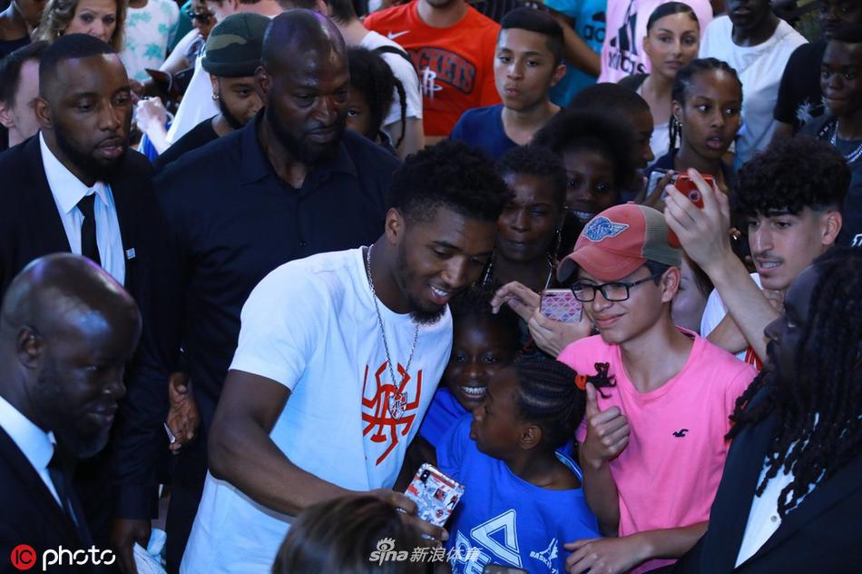 哈登与米切尔现身巴黎