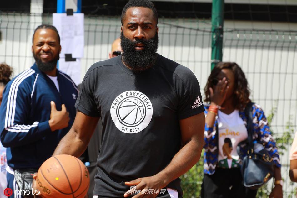 哈登与米切尔现身巴黎