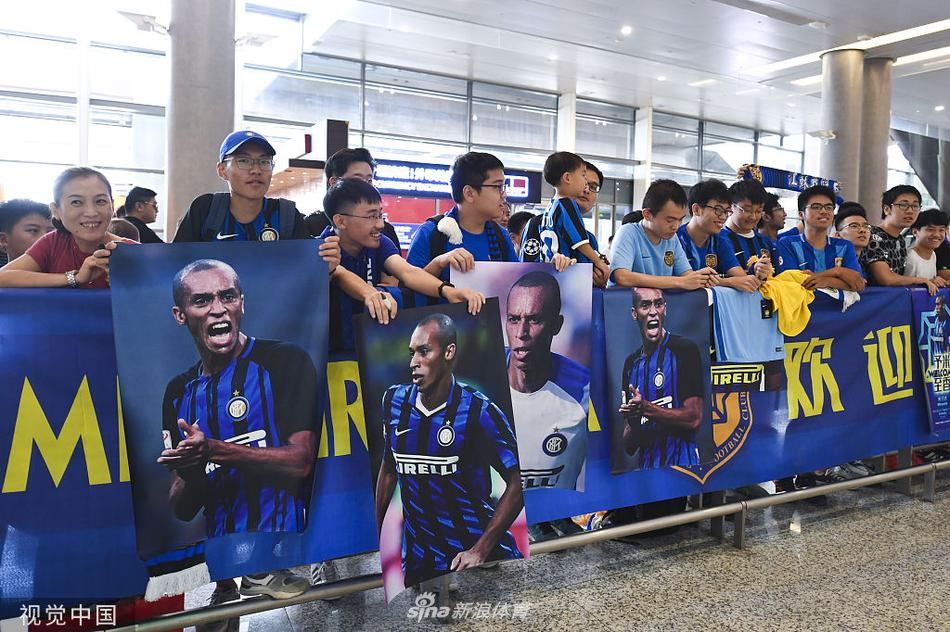 江苏苏宁新援米兰达飞抵机场