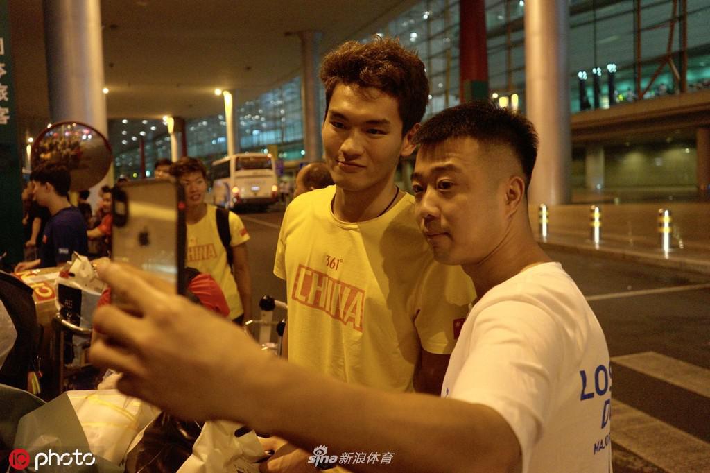 国家游泳队返回北京 媒体包围傅园慧