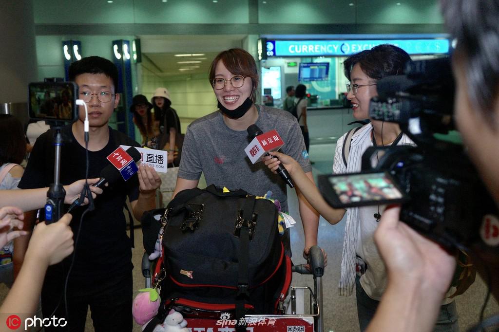 国家游泳队返回北京 媒体包围傅园慧