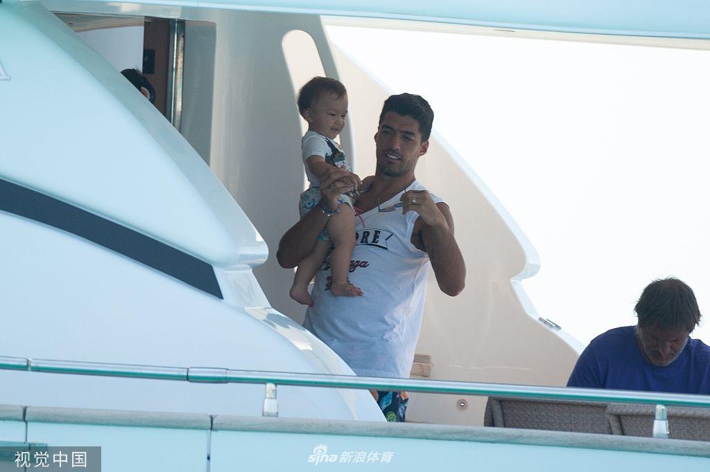 梅西苏神合体度假 携美艳太太团游艇出行